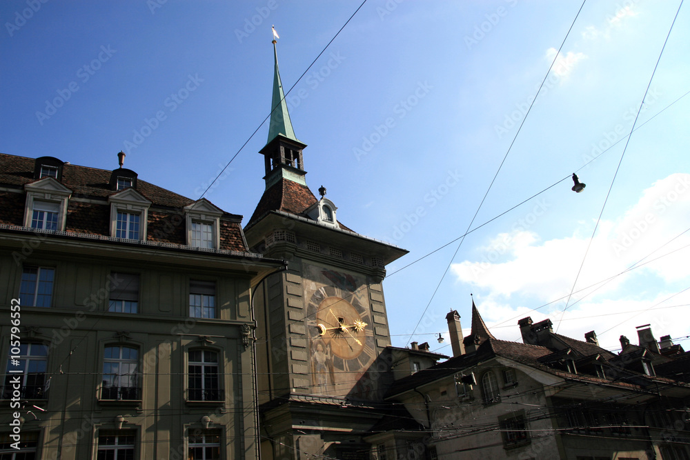 Obraz premium City clock / Buildings, city clock on the house roof in the old town of Bern