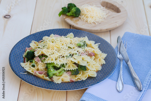 Pasta with ham, broccoli and cheese