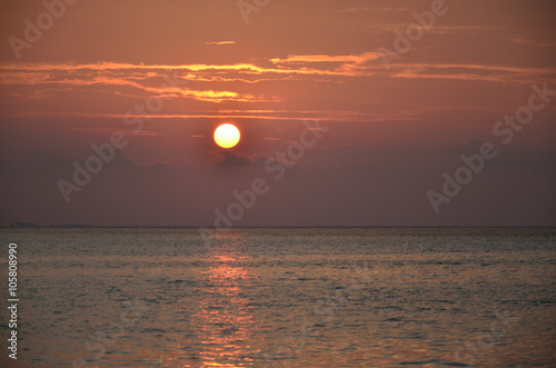 モルディブの海に沈む夕日