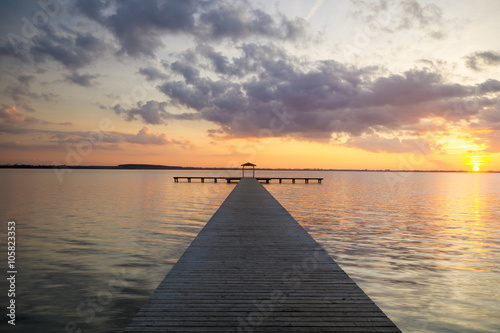 Fototapeta Naklejka Na Ścianę i Meble -  Piękny,wielobarwny zachód słońca nad jeziorem
