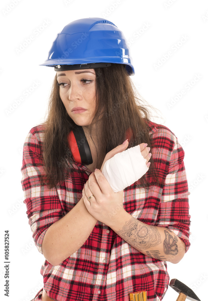 Weiblicher Handwerker mit verbundener Hand Weiblicher Handwerker mit verbundener Hand