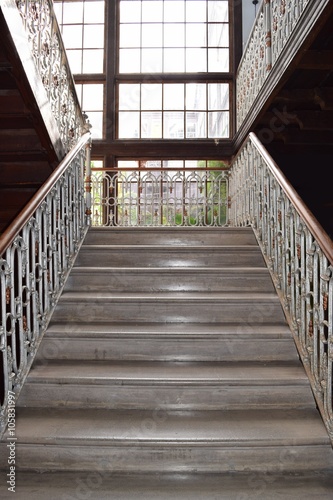 Wunderschöner Blick in ein altes Treppenhaus mit reich verziertem Treppengeländer