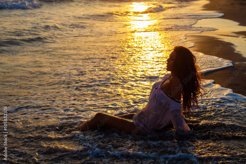 Fototapeta premium woman sea and sunset