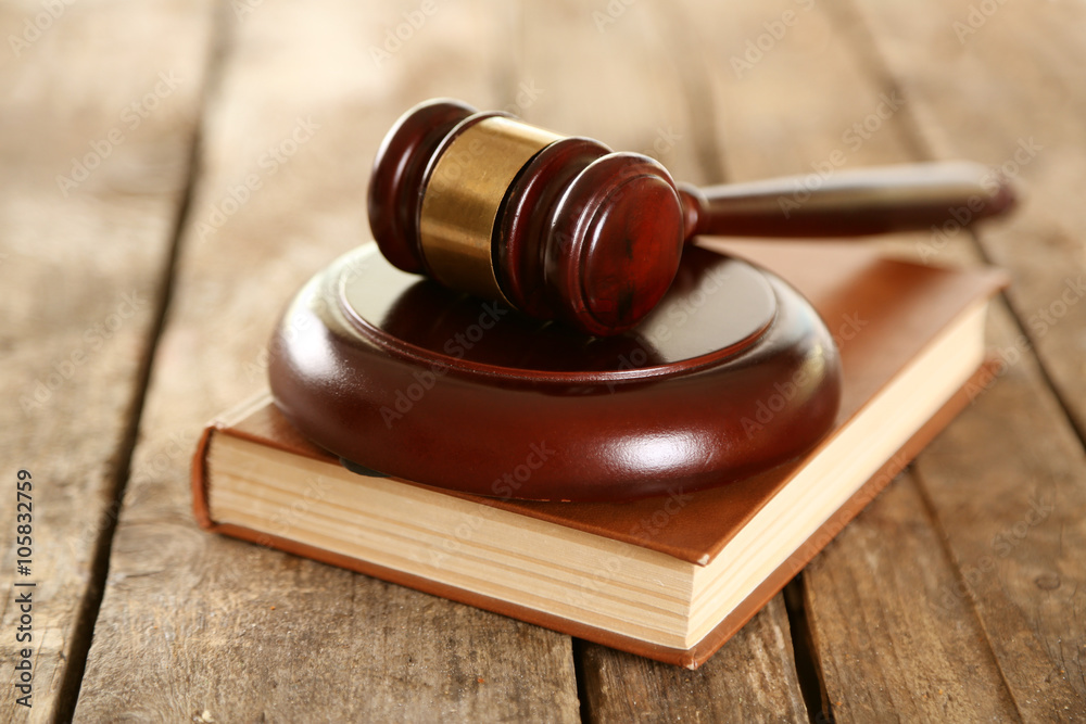 Obraz premium Wooden gavel with book on wooden background