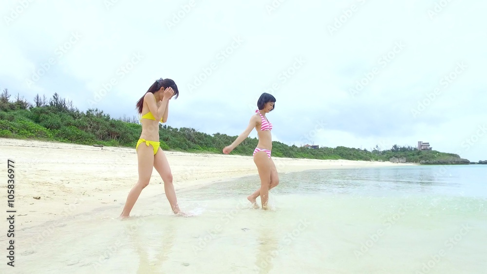 ビーチで遊ぶ二人