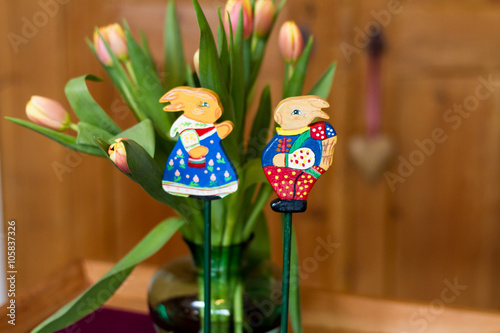 Obraz na płótnie Osterhasen mit Tulpen w salonie