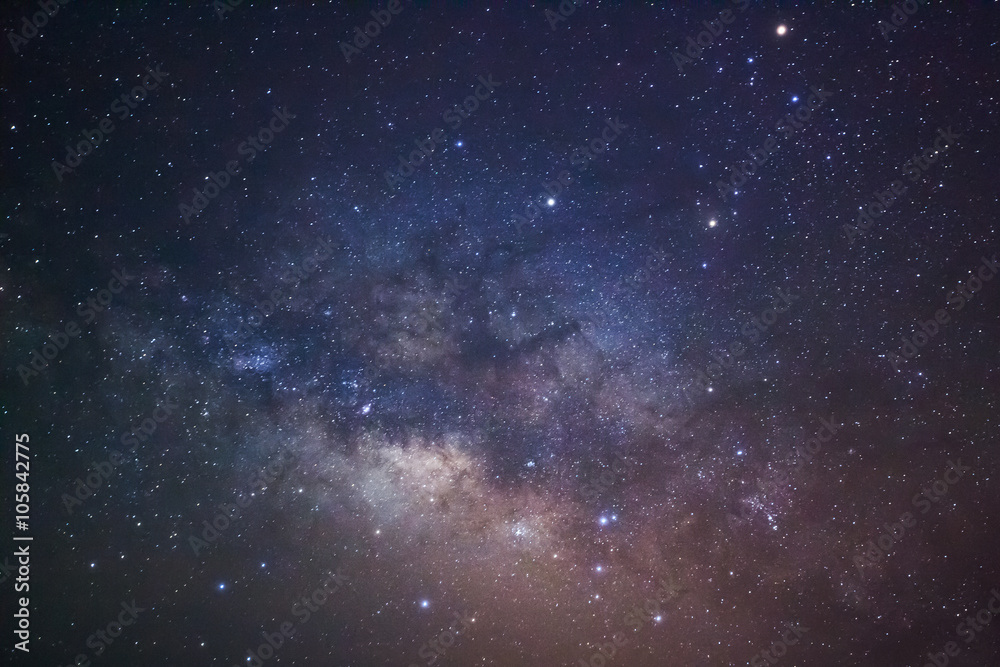 Fototapeta premium Zbliżenie galaktyki Droga Mleczna, fotografia długiej ekspozycji, z grą