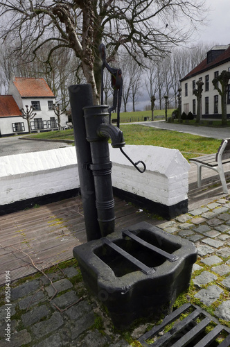 Fotografía Pompe à eau à bras rétro.
