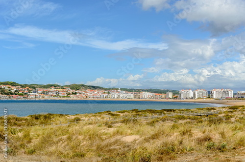 Praia de S  o Martinho do Porto no Litoral de Portugal 