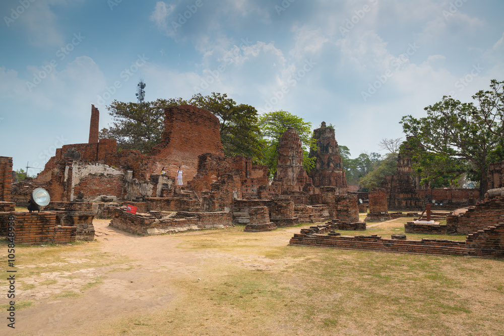 Fototapeta premium Beautiful ancient site in Wat Maha That Ayutthaya as a world heritage site, Thailand