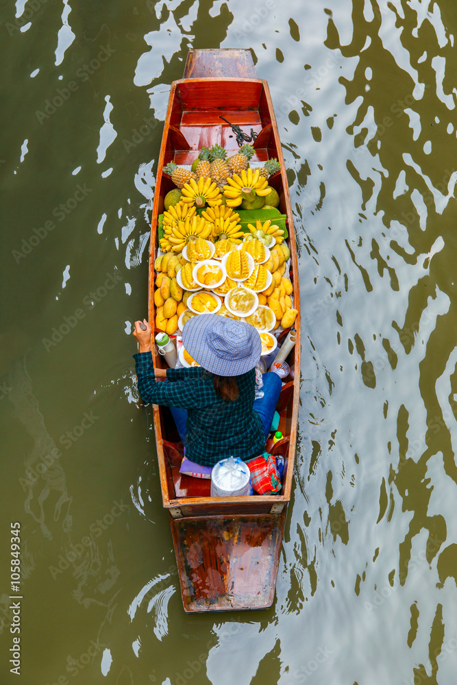 Obraz premium Damnoen Saduak floating market in Ratchaburi near Bangkok, Thailand