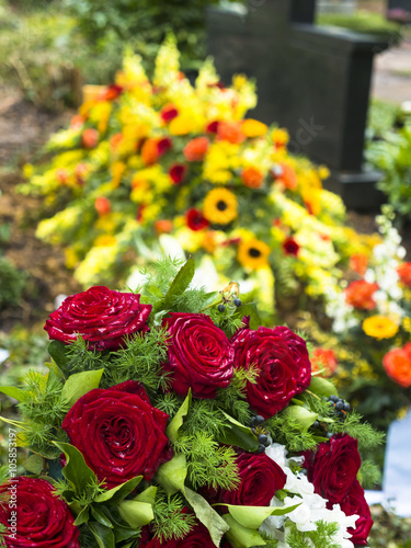 Rote Rosen vor einem frischen Grab, Frankfurt, Hessen, Deutschland