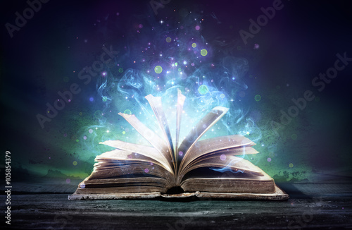 Foto Verliebt in eine Hexe Buch mit Magic leuchtet in der Finsternis