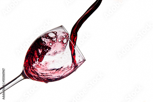 Bicchiere di vino versato che schizza fuori photo
