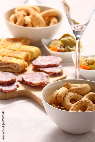 Aperitivo con conserva di verdure e salame