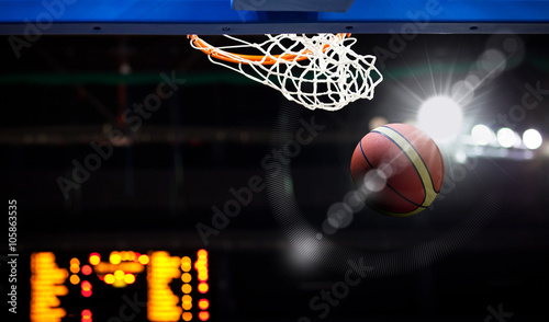 Bilde på lerret Basketball going through the hoop at a sports arena