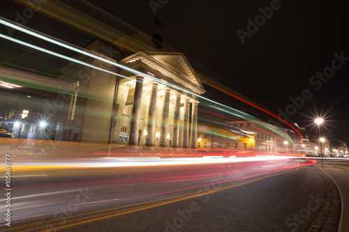 Tableau sur toile theater detmold germany in the evening with traffic lights