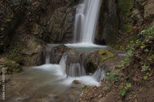Fototapeta Naklejka Na Ścianę i Meble -  Piccola cascata nei pressi di Nocera Umbra
