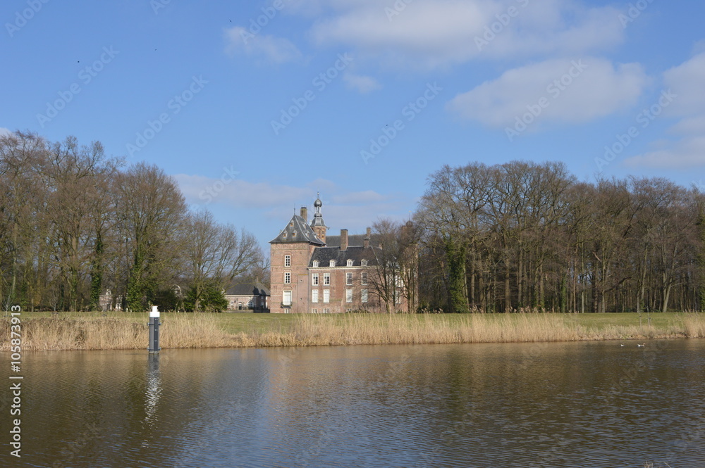 Kasteel Laag Keppel aan de rivier de Oude IJssel
