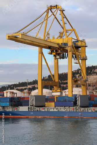 Kran mit Containerschiff photo