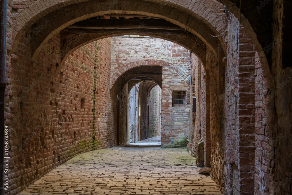 Fototapeta Alleys piękne średniowieczne miasto w Toskanii.