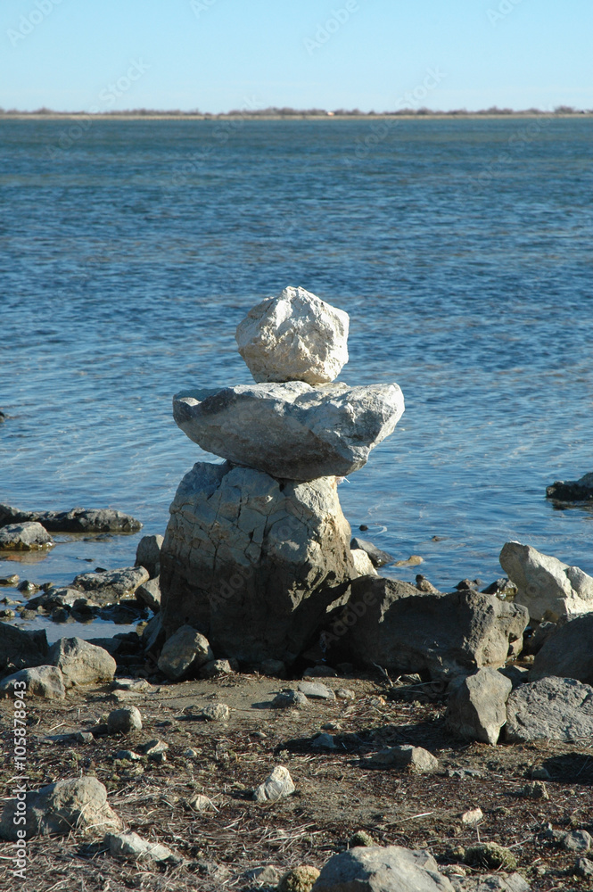 Empilements de pierres au bord de l'étang de Leucate, Aude. Empilements de pierres au bord de l'étang de Leucate, Aude.