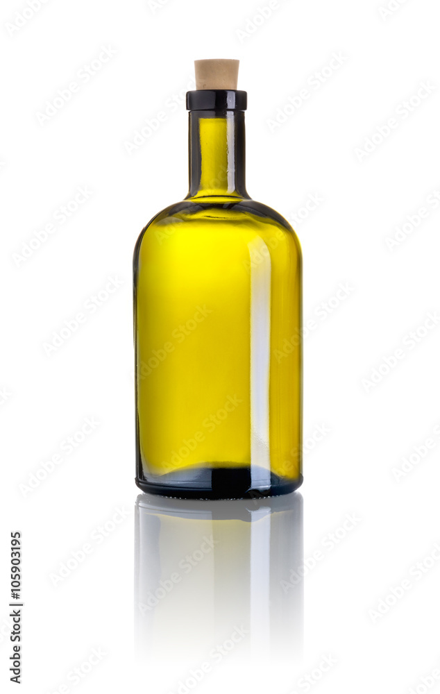 Braune Schnapsflasche vor weißem Hintergrund Braune Schnapsflasche vor weißem Hintergrund