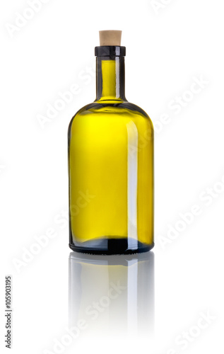 Braune Schnapsflasche vor weißem Hintergrund