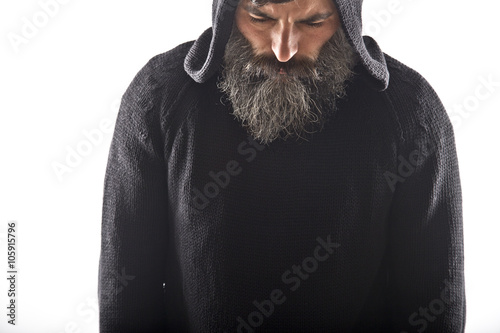 Retrato de hombre barbudo con capucha photo