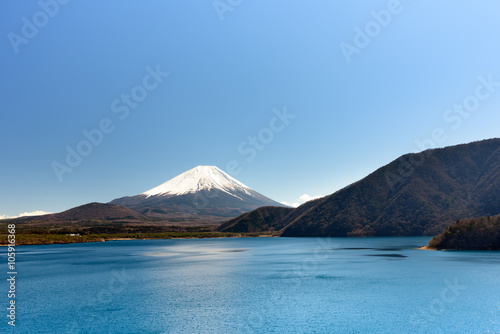 湖と富士山 © youreyesonly