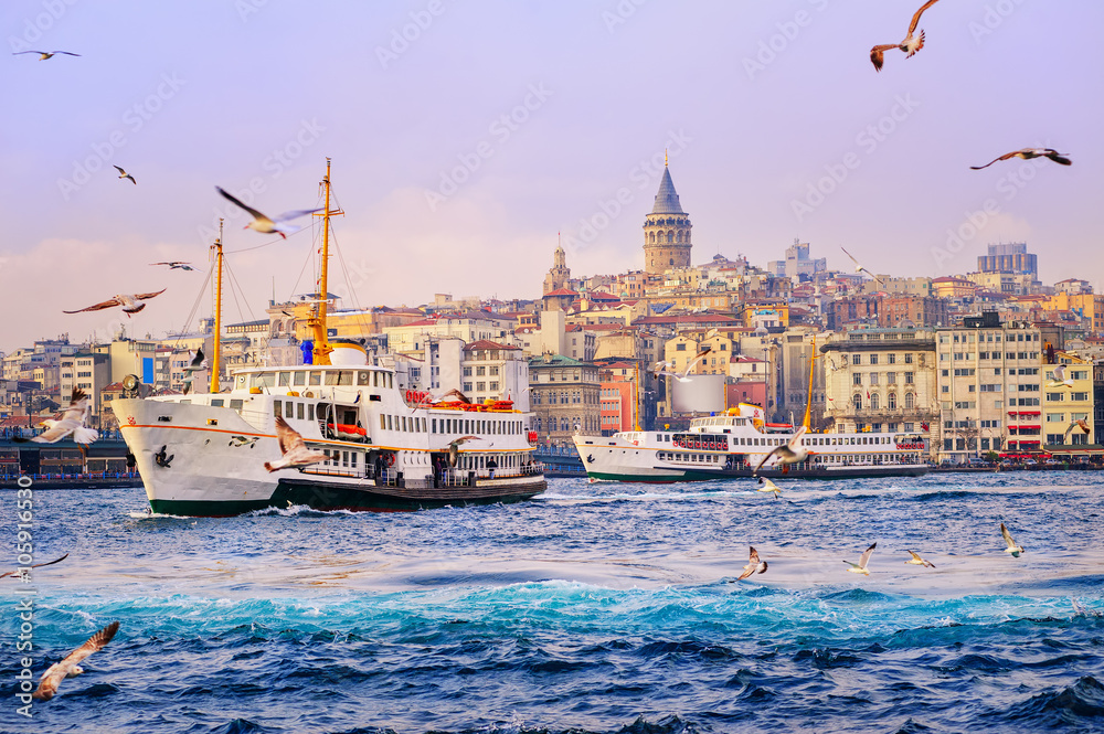 Obraz premium Wieża Galata i Złoty Róg, Stambuł, Turcja