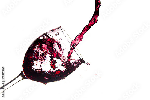 Foto Bicchiere di vino riempito con Schizzi