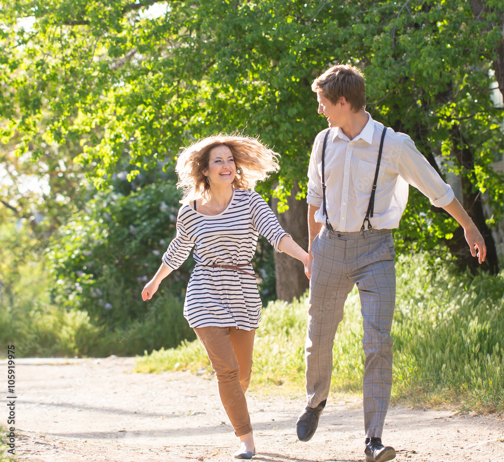 Obraz premium young couple near lilac tree