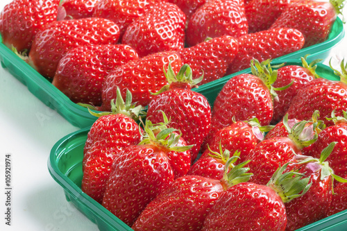 Fraises Gariguettes dans leur emballage plastique