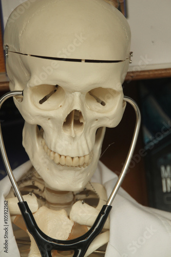 Φωτογραφία Esqueleto de plástico con fonendoscopio y bata de médico
