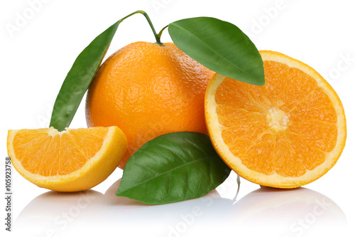 Fototapeta Naklejka Na Ścianę i Meble -  Orange Orangen Frucht mit Blätter geschnitten Freisteller freig
