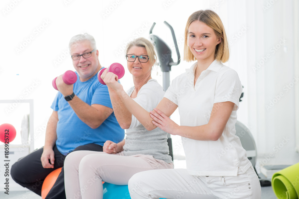 Obraz premium freundliche therapeutin gibt anleitung der übungen