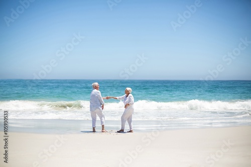 Senior couple dancing at the beach © WavebreakMediaMicro