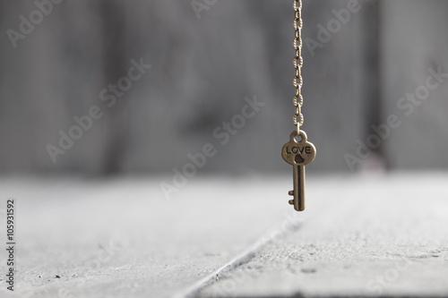 Cuadro en lienzo key with text Love