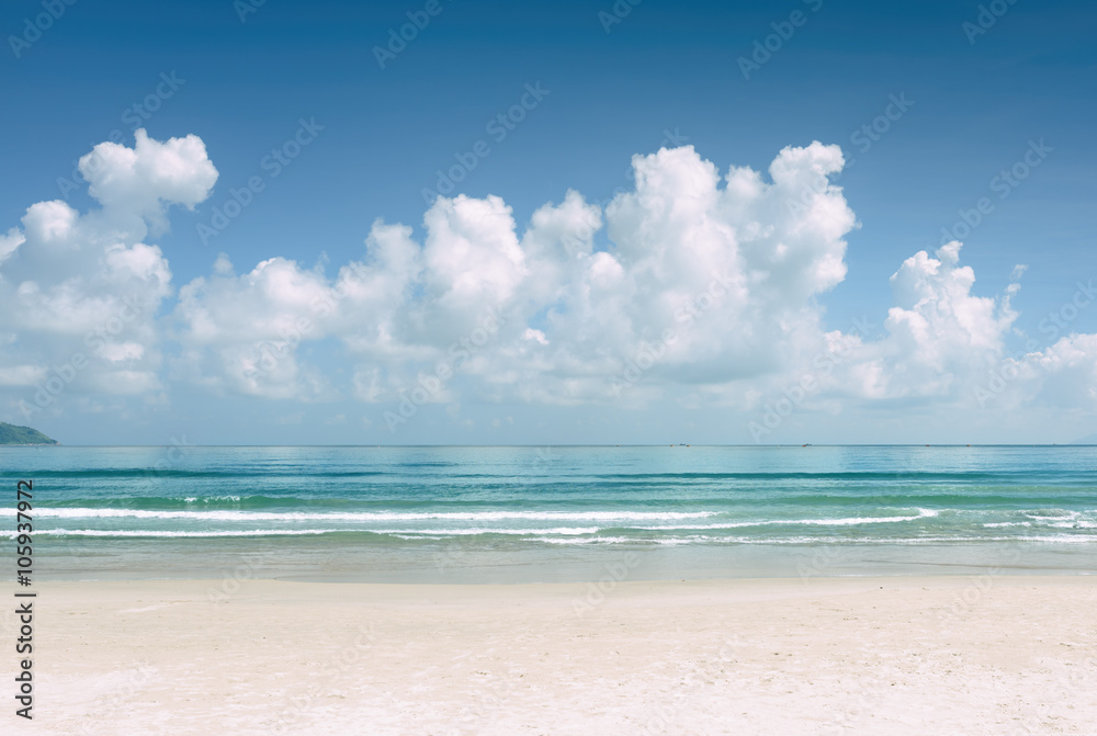 Fototapeta premium Amazing blue ocean and tropical white sand beach