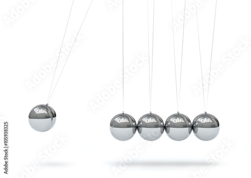 Fünf silberfarbene 3D Pendel in einer Reihe. Vorderansicht, freigestellt auf weißem Hintergrund - Kugelstoßpendel, Newtonpendel, Kugelpendel, Newton-Wiege - Chrome Pendulum - Newton's Cradle.