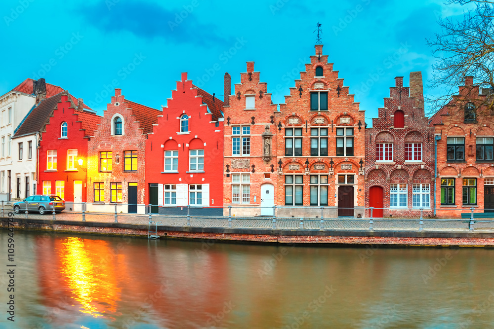 Fototapeta premium Scenic city view of Bruges canal with beautiful medieval colored houses and reflections, Belgium