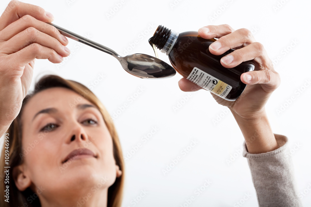 femme malade qui prend du sirop femme malade qui prend du sirop