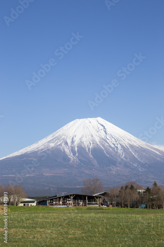 朝霧高原の牧場と富士山