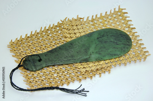 Fotografie jade carving of traditional Maori mere or war axe