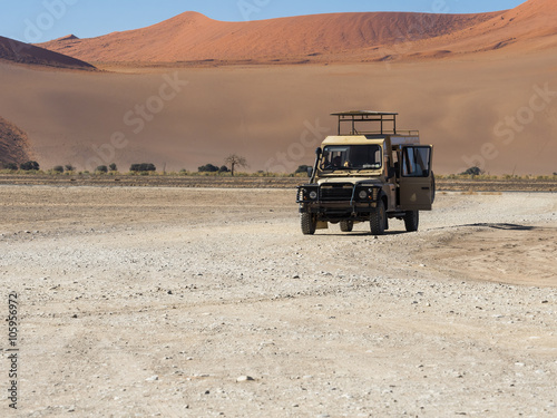 Jeep vor Sandd  nen  im Sossusvlei  Naukluft Park   am Rande der Namib W  ste  Hardap  Namibia   Afrika