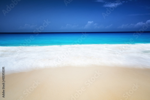 Fototapeta Naklejka Na Ścianę i Meble -  seychelles beach in sunny day, long exposure blur