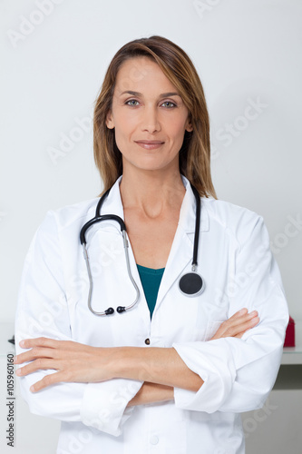 portrait de femme souriante médecin dans son cabinet