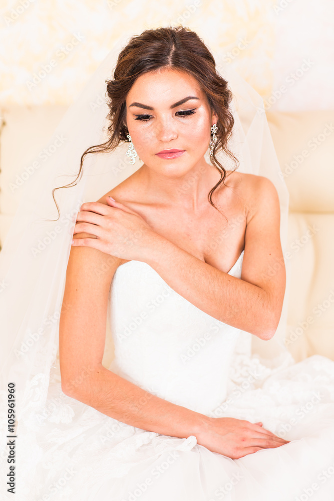 Naklejka premium Beautiful bride in the interior sitting on couch