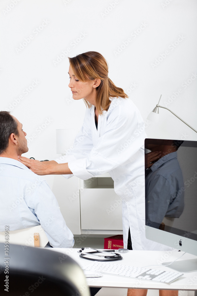 Fototapeta premium auscultation d'un patient par une femme médecin